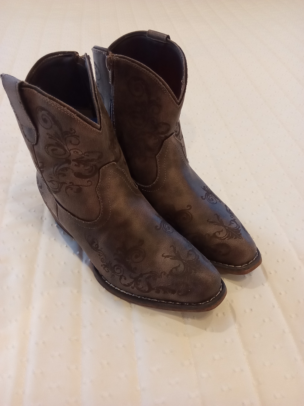 Roper Women’s Short Brown Ankle Western Boots - Stylish Embossed Design Sz 7 New